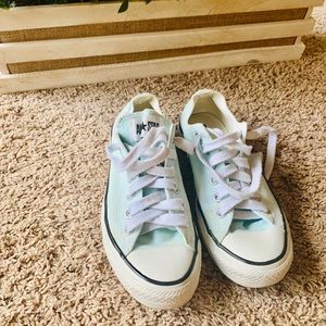 Converse Unisex in Polar Blue.